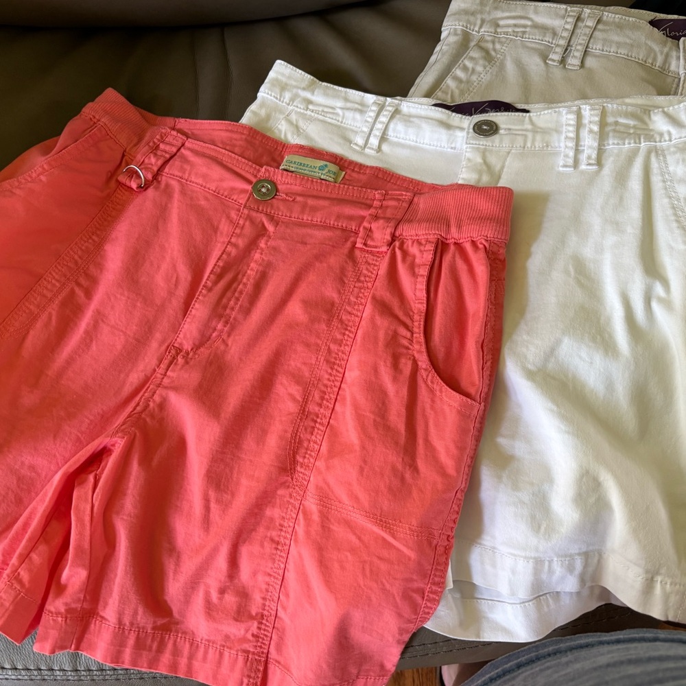 ☀️😎7 pairs of shorts. I coral, 1 denim, 2 white, 2 black☀️😎